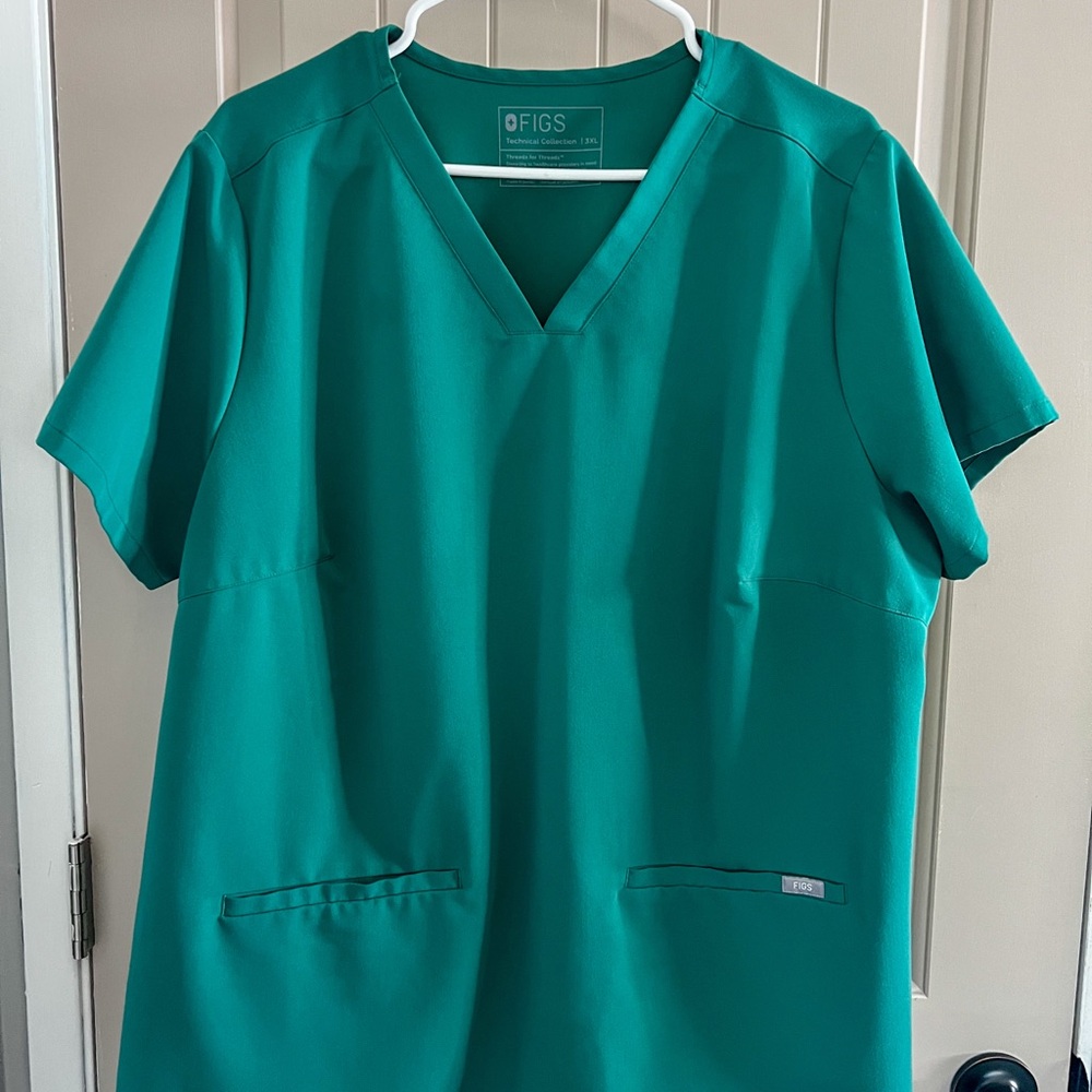 Figs Hunter Green Casma Three Pocket Top
